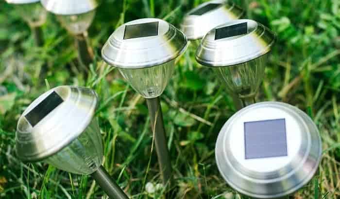 how-to-clean-solar-panels-on-garden-lights-avasolar